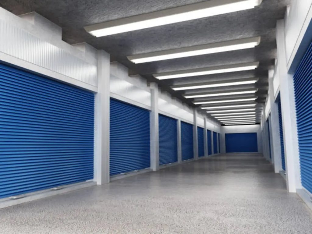 This image represents the differences between long-term storage and short-term self-storage solutions. It highlights climate-controlled storage units, rate lock benefits, storage costs, accessibility, security features, and how to choose the right storage option based on moving, renovation, business, military deployment, or long-term storage needs.